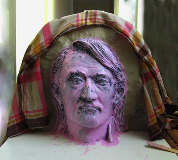 after having made a clay division over the widest part of the portrait, kept moist with a wet towel, a first very thin and runny layer of rubber is applied on the front part